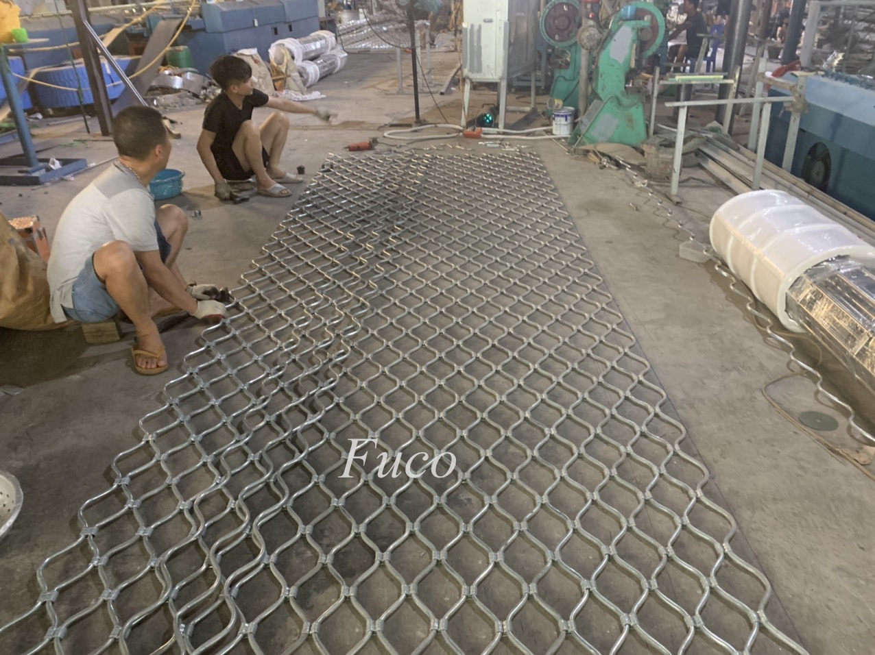 Cửa cuốn mắt võng sơn tĩnh điện và INOX 304