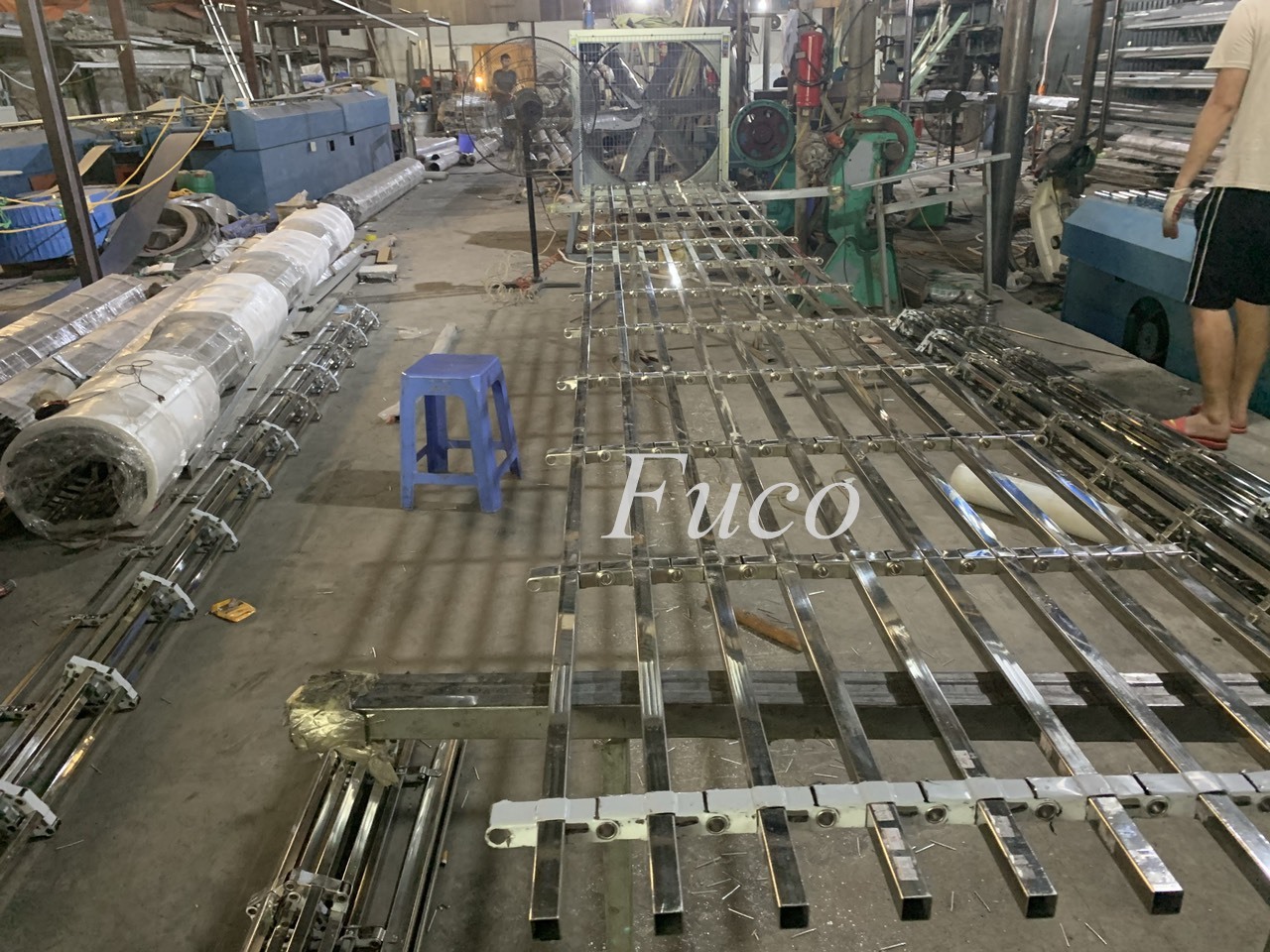 Cửa cuốn song ngang hộp 20x20, INOX 201 và INOX 304