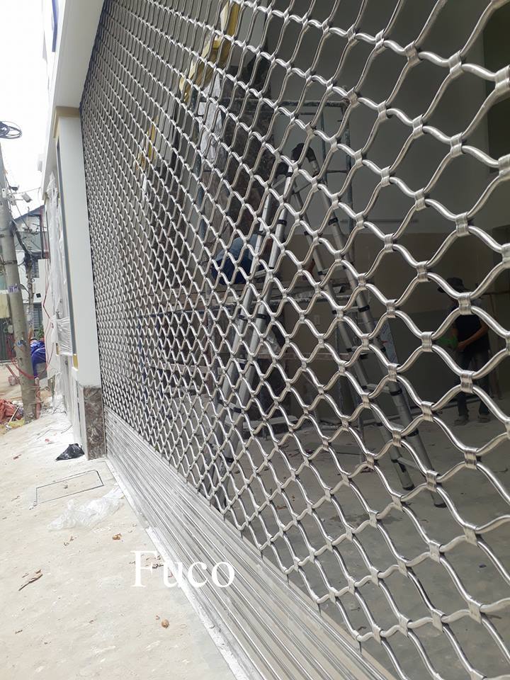 Cửa cuốn mắt võng sơn tĩnh điện và INOX 304