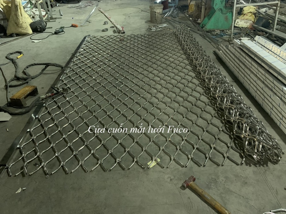 Cửa cuốn mắt võng sơn tĩnh điện và INOX 304