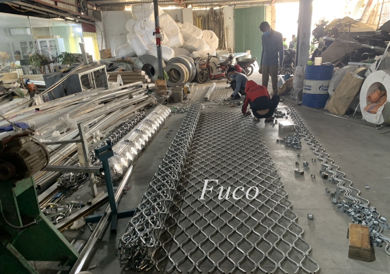 Cửa cuốn mắt võng sơn tĩnh điện và INOX 304