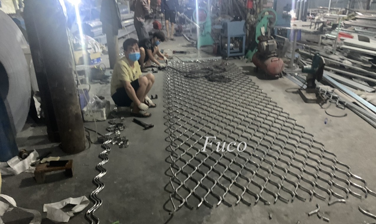 Cửa cuốn mắt võng sơn tĩnh điện và INOX 304
