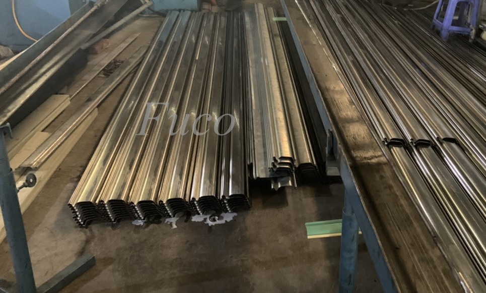 Cửa cuốn siêu trường được làm từ thép hợp kim sơn tĩnh điện cứng, được chọn là giải pháp cho những bộ cửa có kích thước lớn