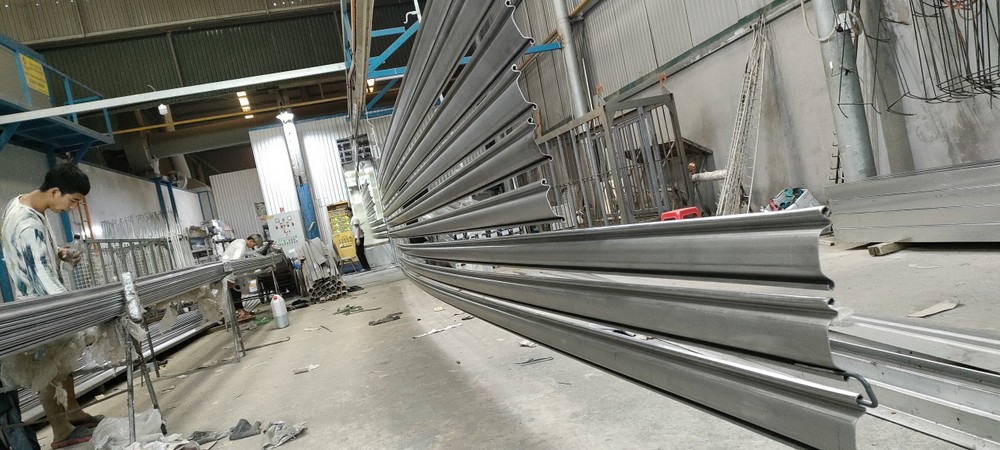 Cửa cuốn siêu trường rộng 12 m, cửa cuốn rộng nhất, cửa cuốn siêu trường độ dầy từ 1.2ly đến 1.8ly